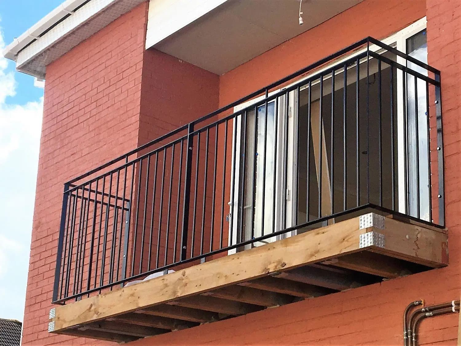 Contoh Pagar Balkon Minimalis Terbaru Kayu Logam.jpg